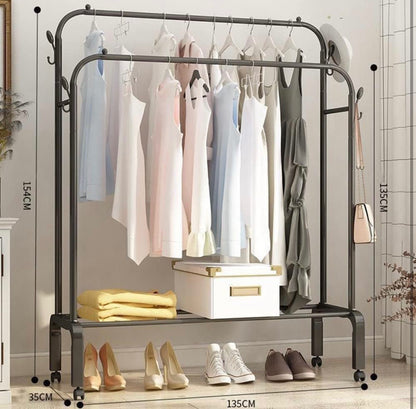PERCHERO DE ROPA METÁLICO CON RUEDAS Y ALMACENAJE