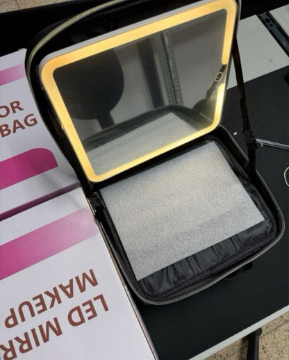 MALETÍN DE MAQUILLAJE CON ESPEJO LED PORTÁTIL